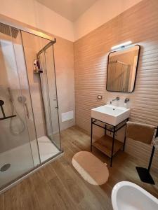 y baño con lavabo y ducha. en La casa di Detta (Le Scaramazze), en Pozzallo