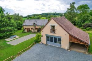 eine Luftansicht eines Hauses mit Dach in der Unterkunft Crazy Villa Les Terres Douces 28 - Heated pool - Basket - 2h Paris - 31p in Saint-Bomer