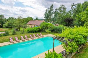 een zwembad met ligstoelen en een huis bij Crazy Villa Les Terres Douces 28 - Heated pool - Basket - 2h Paris - 31p 