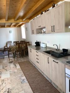 uma cozinha com armários de madeira e uma sala de jantar em Casa particular en Renedo de Cabuérniga em Renedo