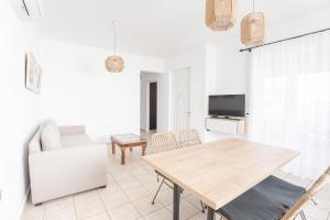 Televízia a/alebo spoločenská miestnosť v ubytovaní Athanasia Holiday House