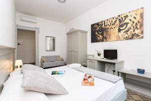 Postel nebo postele na pokoji v ubytování The Leoncino Hotel