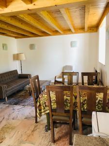 uma sala de estar com uma mesa e cadeiras e um sofá em Casa particular en Renedo de Cabuérniga em Renedo