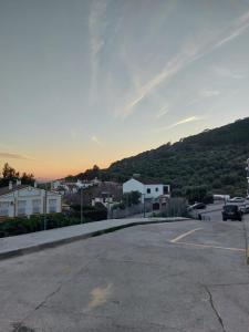 プラド・デル・レイにあるEl Miradorの山を背景にした空き駐車場
