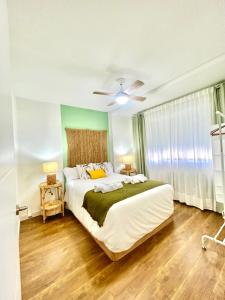 阿里納斯聖佩德羅的住宿－SolGredos，一间卧室配有一张床和吊扇