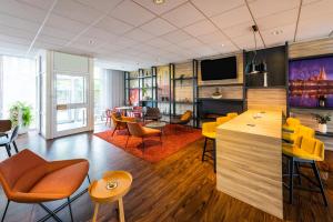 TV a/nebo společenská místnost v ubytování ibis Hotel Regensburg City