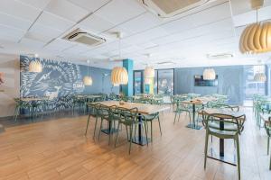 une salle à manger avec des tables et des chaises dans l'établissement Appart'City Confort Bordeaux Chartrons, à Bordeaux