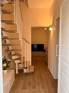 um corredor com escadas numa casa com televisão em La casa di Detta (Le Scaramazze) em Pozzallo