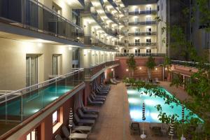 - une vue de tête sur un hôtel avec une piscine dans l'établissement tent Lloret de Mar, à Lloret de Mar
