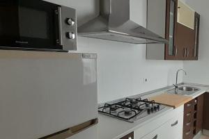 y cocina con fogones, horno y microondas. en Apartamento Huelva Centro, en Huelva