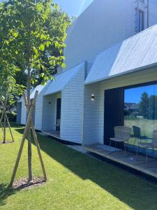 eine hölzerne Pyramide im Gras neben einem Haus in der Unterkunft Chalet Park by Maier Höchst in Höchst