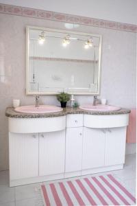 ein Badezimmer mit zwei Waschbecken und einem großen Spiegel in der Unterkunft CASA AMARELA in Charneca + 20 Fotos