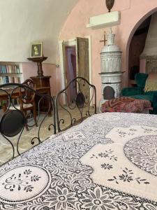 una camera con un letto con una coperta bianca e nera di Casino Vigneri a Trepuzzi