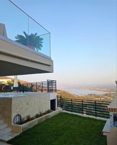 een huis met een balkon met uitzicht op de oceaan bij Villa ArGia with private pool in Georgioupoli