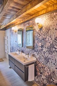 a bathroom with two sinks and a floral wallpaper at Ojangoiti with outlet for electric vehicle By Kabia Gestión in Gautegiz Arteaga