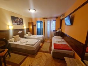 Postel nebo postele na pokoji v ubytování Hotel Kapistec Skopje
