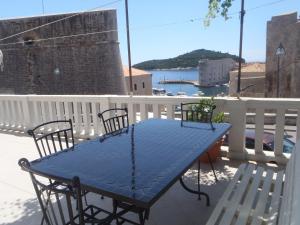 una mesa azul y sillas en el balcón en Old Town Vintage Apartment en Dubrovnik
