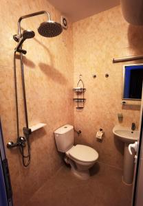 La salle de bains est pourvue de toilettes et d'un lavabo. dans l'établissement Апартамент 204 Студенец, à Pamporovo