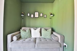 sala de estar con sofá gris con almohadas en 1 bedroom apartment near Cardiff Town Centre, en Cardiff