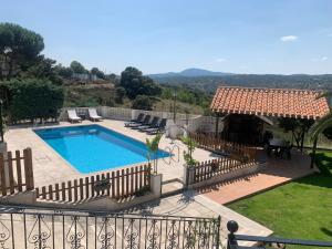 una piscina en un patio con sillas y una mesa en Donde Portela, en Almorox