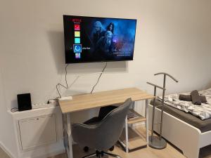 TV a/nebo společenská místnost v ubytování Business apartments "An der Lutherkirche" Self-Check-in