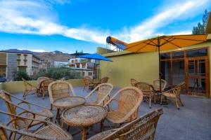un gruppo di sedie e tavoli su un patio di Hotel Sky Desert - Leh Ladakh UT a Leh
