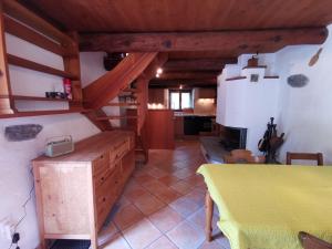 a living room with a table and a kitchen at Ca da Lovi in Cerentino