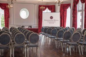 een kamer met rijen stoelen in een kamer met een scherm bij Burlington Hotel, BW Premier Collection by Best Western in Folkestone