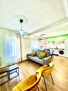 a living room with a couch and chairs and a kitchen at SolGredos in Arenas de San Pedro +14 photos