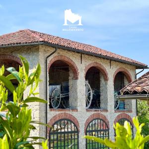 a building with a clock on the side of it at Casale Milleseicento in Gavi