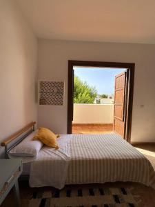 Säng eller sängar i ett rum på Casa con piscina en San José Sotillo