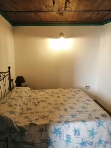 Appartamento Severino - Rariche House في كاميروتا: غرفة نوم بسرير في غرفة