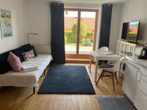 Truchtling Appartements في سيون-سيبروك: غرفة معيشة صغيرة مع أريكة وطاولة