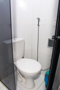 a small bathroom with a toilet and a shower at Pousada Sereias de Maragogi in Ponta do Mangue