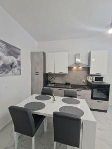 Kuchyň nebo kuchyňský kout v ubytování Apartman Ivan