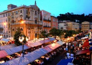 ニースにあるApartHotel Riviera Nice Côte d'Azur - Old Town - Studio AC - Sea View - 50m Promenade des Anglais- LA MAISON LINDAの市場の周りに立つ人々