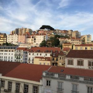 vistas a una ciudad con edificios en una colina en MIDIS - Local Accommodation, en Lisboa