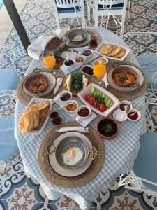 una mesa con platos de comida en una mesa en Aral Turkuaz, en Cesme