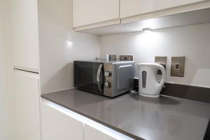 Kuhinja oz. manjša kuhinja v nastanitvi Stylish 2 bedroom Apartment in Central london