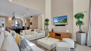 7646 Recife في كيسيمي: غرفة معيشة بأثاث أبيض وأشجار نخيل