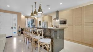 7646 Recife في كيسيمي: مطبخ مع بار مع كراسي وكاونتر