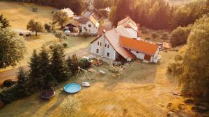 eine Luftansicht eines großen Hauses mit Hof in der Unterkunft Penzion Medvídek Tanvald in Tanvald