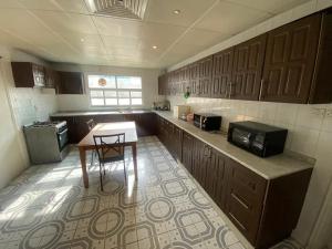 Kuchyň nebo kuchyňský kout v ubytování Nice Rooms for Rent in Compound Housing near Burj Alarab Dubai Villa 125