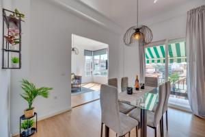 jadalnia i salon ze stołem i krzesłami w obiekcie LXR Vistahermossa 3BDR. Apt Next to sea w mieście Fuengirola +13 zdjęć