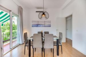 jadalnia ze stołem i krzesłami w obiekcie LXR Vistahermossa 3BDR. Apt Next to sea w mieście Fuengirola