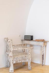 a desk with a chair and a laptop on it at Caval I in Fira