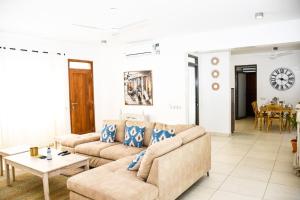 ein Wohnzimmer mit 2 Sofas und einem Tisch in der Unterkunft Awali Villa B9 in Kilifi