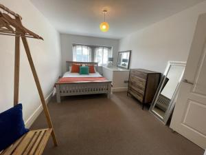 - une chambre avec un lit et une commode dans l'établissement Super Duplex with Free Parking, à Plymouth