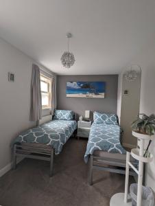 sypialnia z 2 łóżkami i oknem w obiekcie Namastay-Central Glastonbury w mieście Glastonbury