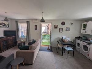 Namastay-Central Glastonbury في غلاستونبري: غرفة معيشة مع أريكة وطاولة